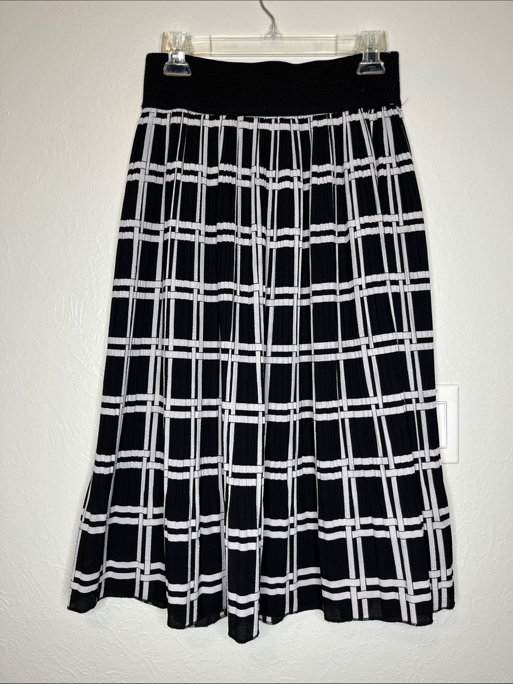 Metrowear Black and White Pleated Midi Skirt - Size M Geometric A-Line Classic